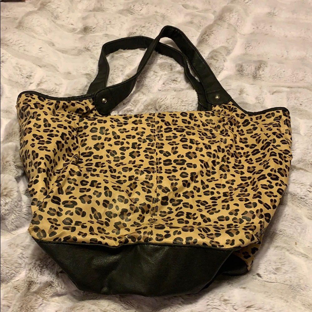 Xhilaration leopard purse, like new